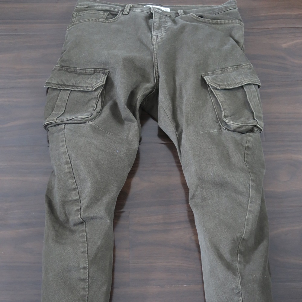 Zara tapered denim cargo pant relaxed fit with raw hem in khaki color.